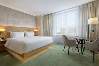 Отель Hilton Garden Inn Kaluga Калуга Deluxe Superior room-2