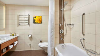 Отель Hilton Garden Inn Kaluga Калуга Стандартный номер с кроватью размера "queen-size"-2