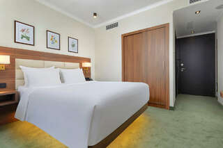 Отель Hilton Garden Inn Kaluga Калуга Queen Superior room-3